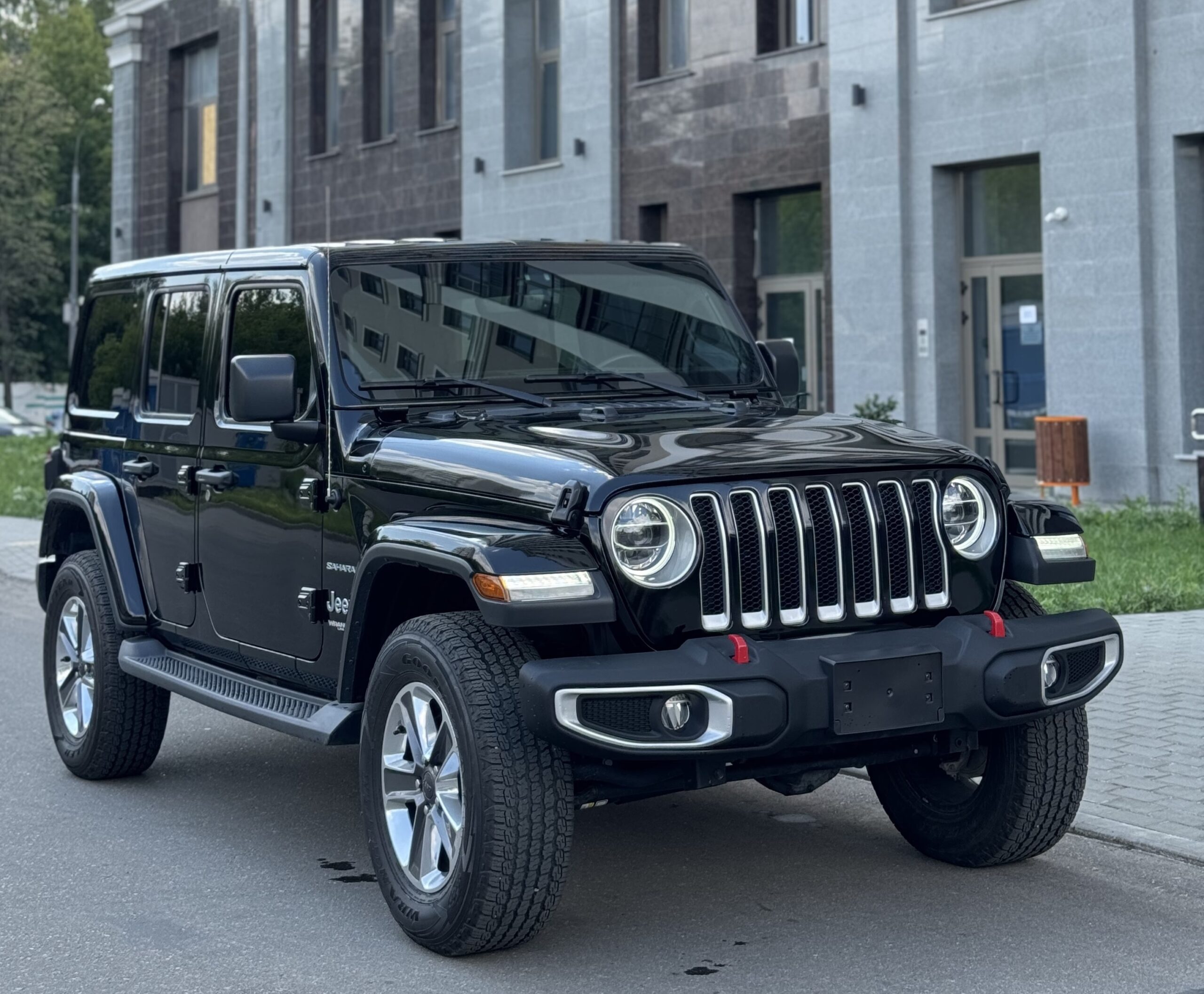 Jeep Wrangler Sahara — фото 1