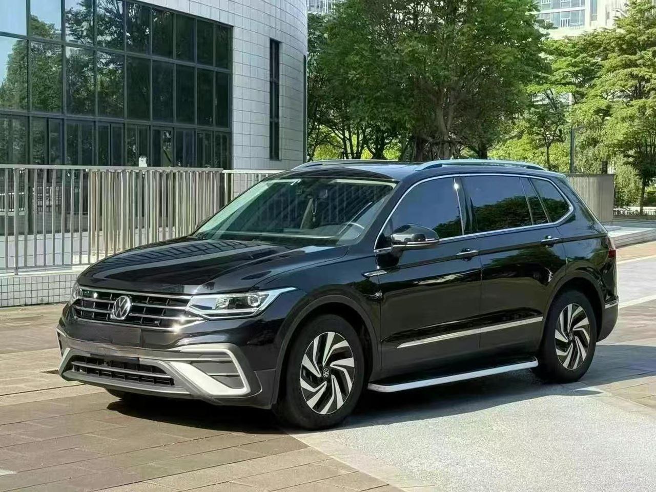Volkswagen Tiguan L 330TSI top configuration 2023 — фото 1