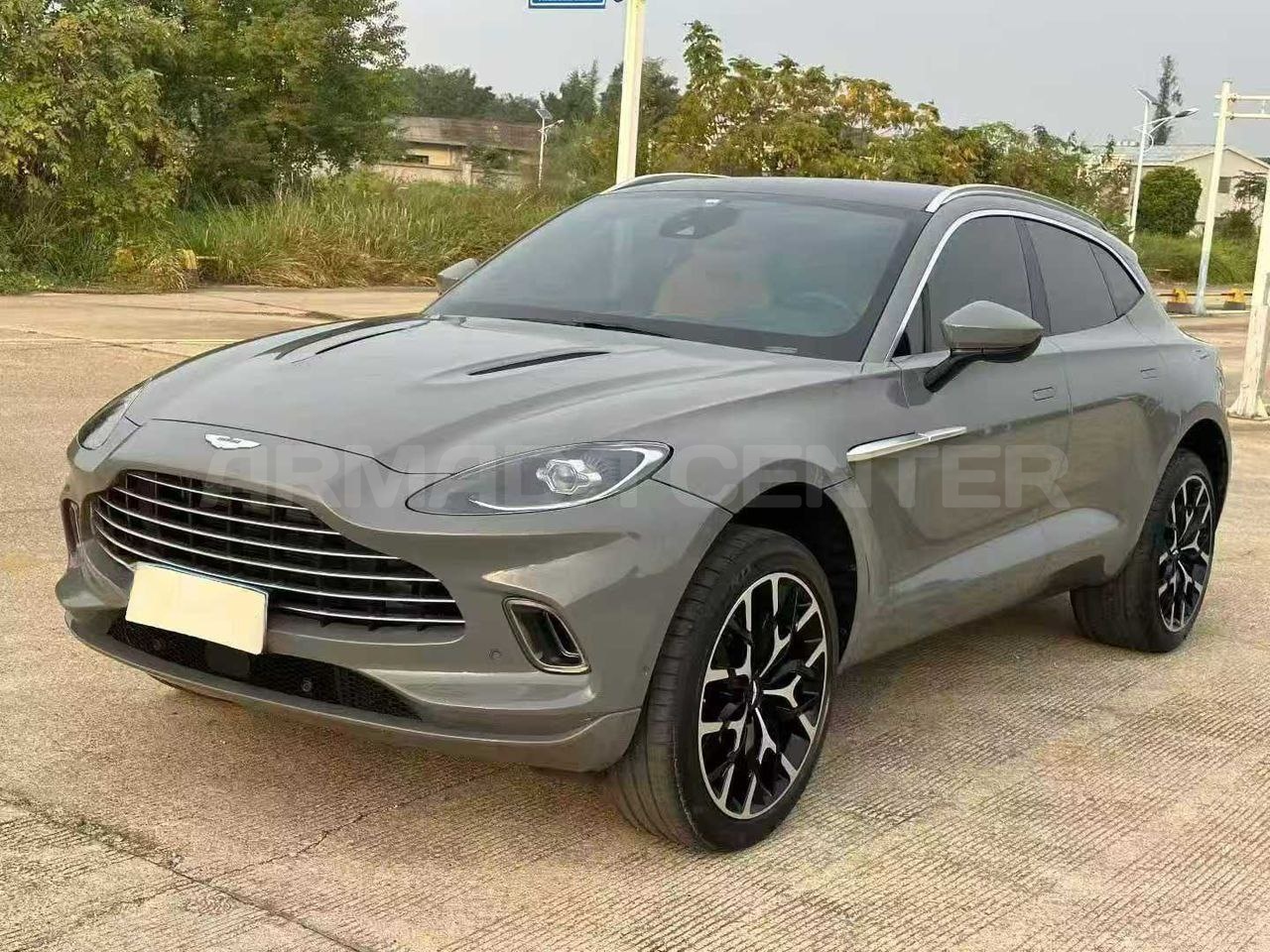 Aston Martin DBX — фото 1