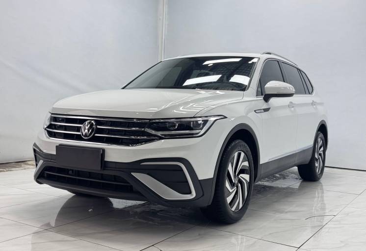 Volkswagen Tiguan L 1.4T 150HP 2WD 2023 | Белый | — фото 1