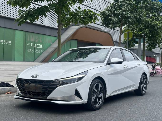 Hyundai Elantra — фото 1