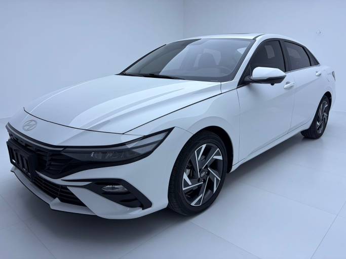 Hyundai Elantra — фото 1