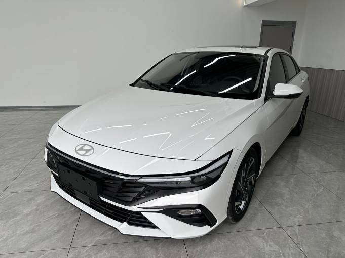 Hyundai Elantra — фото 1