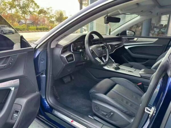 Со стороны водителя Audi A7 2.0T