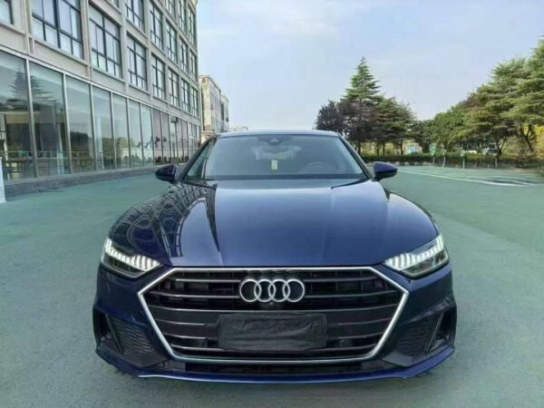 Вид спереди Audi A7 2.0T