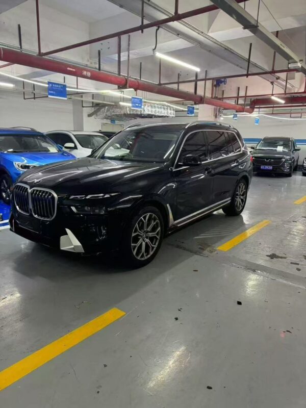 BMW X7 xDrive40i Premium Luxury Edition Side View