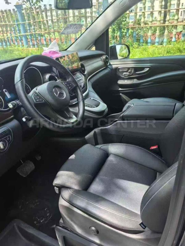 Mercedes-Benz V260 Details