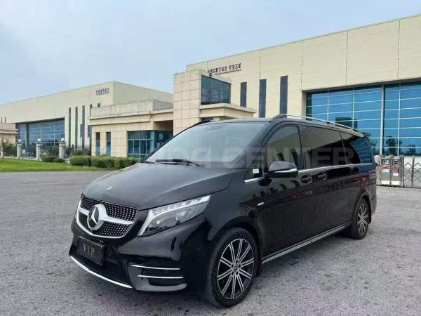 Mercedes-Benz V260L 2023 Side View