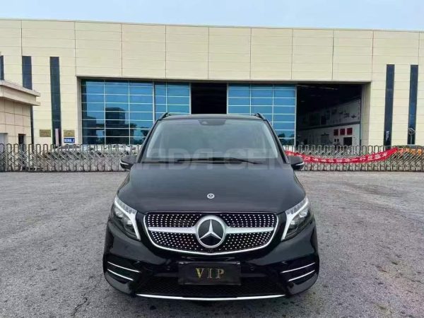Mercedes-Benz V260L 2023 Front View