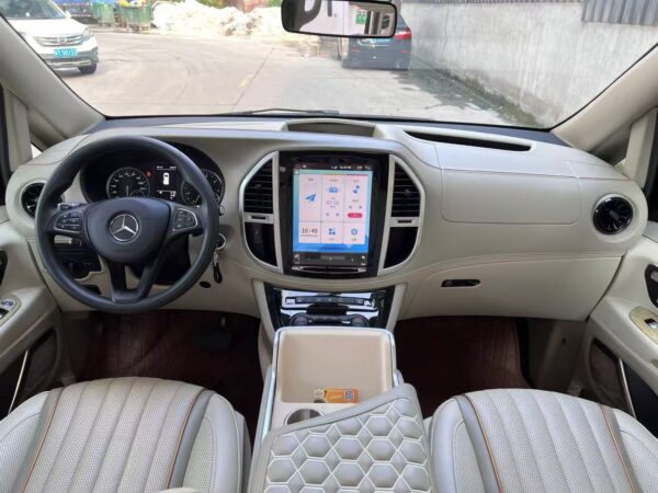 Mercedes-Benz Vito High-Top Detail