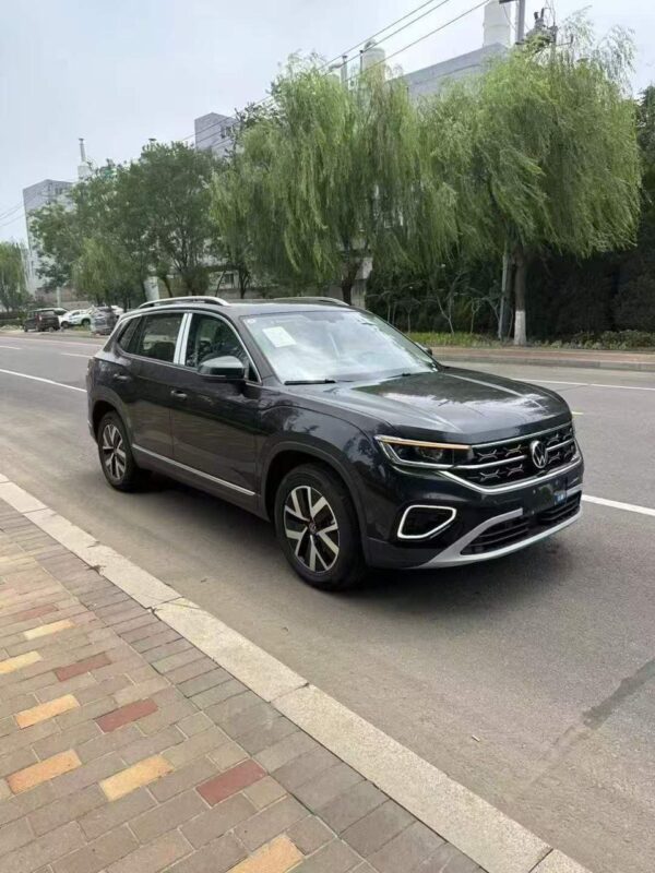 Volkswagen Tayron 300TSI Luxury Plus Edition Side View
