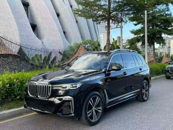 BMW X7 xDrive40i M Sport Side View