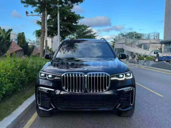 BMW X7 xDrive40i M Sport Front View