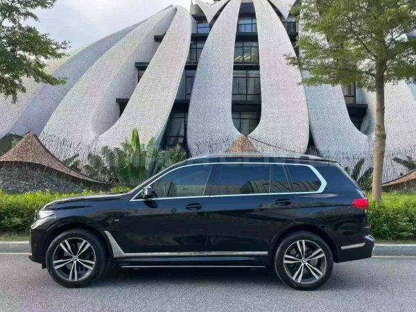 BMW X7 xDrive40i M Sport Rear View