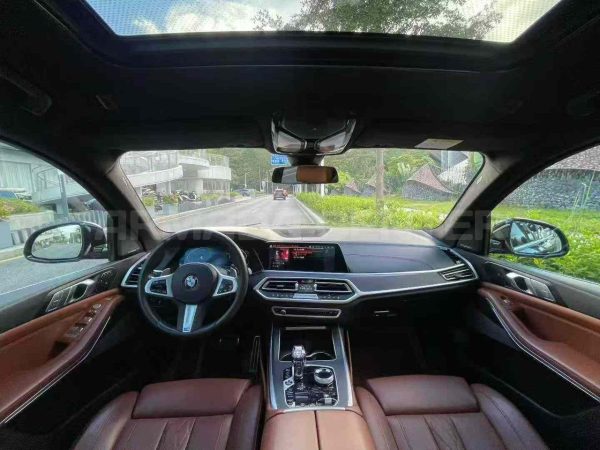 BMW X7 xDrive40i M Sport Engine View