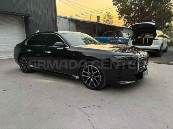 BMW 735Li M Sport 3.0T 2022 Side View