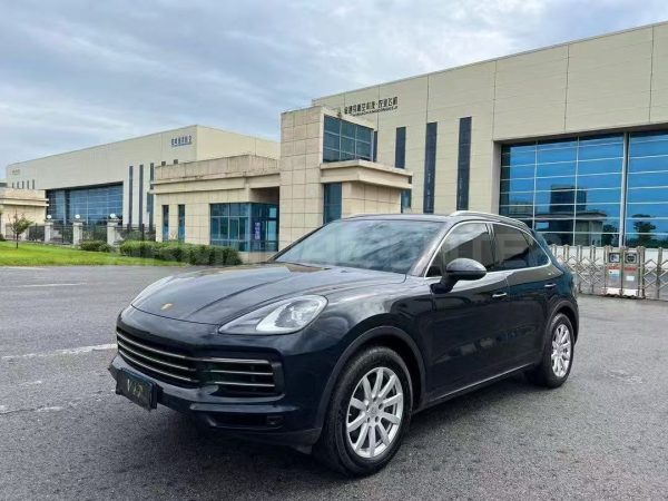 Porsche Cayenne Platinum Edition 3.0T 4WD Side View