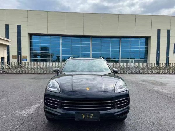 Porsche Cayenne Platinum Edition 3.0T Front View