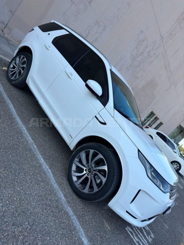 Land Rover Discovery Sport 2.0T 2022, фронтальная фотография