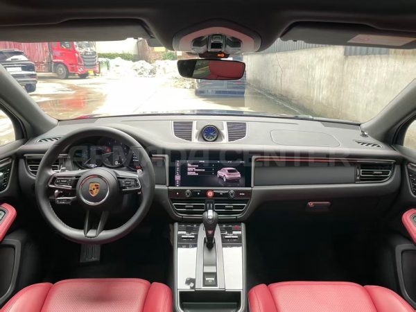 Porsche Macan 2.0T 4WD 2021 Rear View