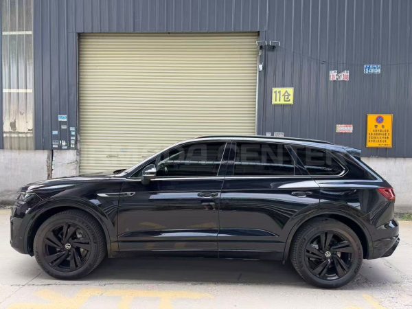 Volkswagen Touareg 3.0T 2022 Front View