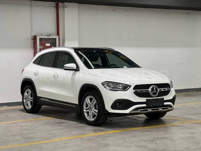 Mercedes Benz GLA 180 2021 Side View