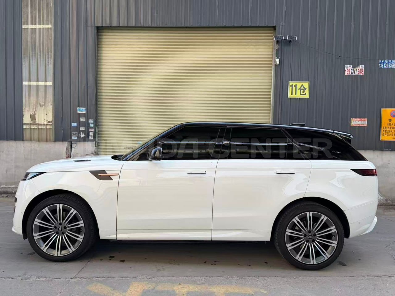 Land Rover Range Rover Sport 400PS Dynamic HSE 2023 Side View