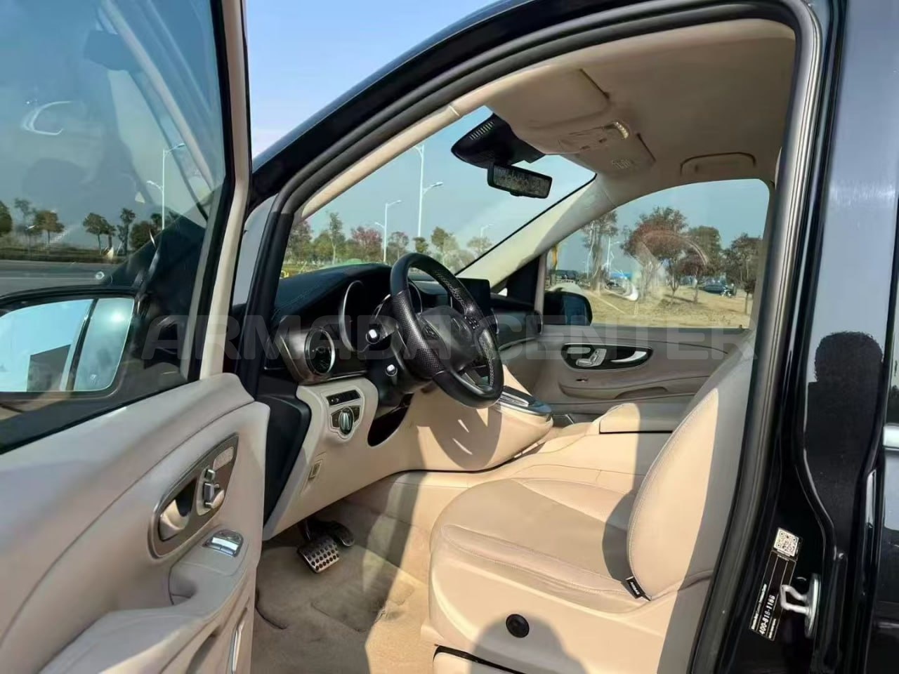 Mercedes-Benz V260 Long Wheelbase Luxury Edition Detail View