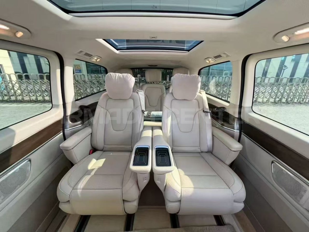 Mercedes-Benz V260 Long Wheelbase Luxury Edition Additional View 3